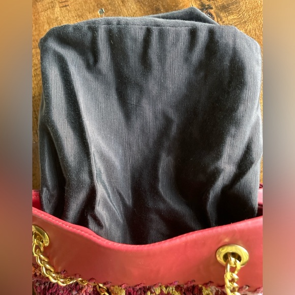 Artisan Crafted Swirl Design Red Bucket Bag Leather Closure Chain Shoulder EUC - Picture 8 of 11